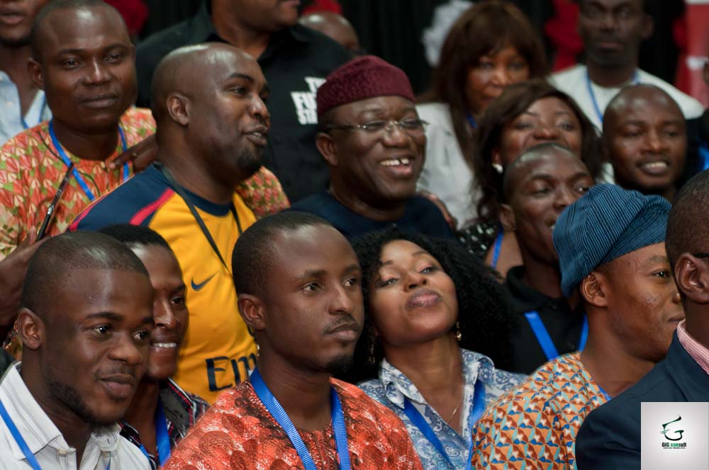 A group photograph of delegates and the Dr Fayemi at the #Ekiti State Social Media/Bloggers Interactive Forum. [Image by Olumide (@gboukzi) and used with his permission]
