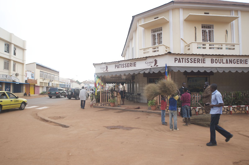 Bangui, Centr-Afrika Respubliko. La franca lingvo tenas iom da influo en la francaj ekskolonioj en Afriko.