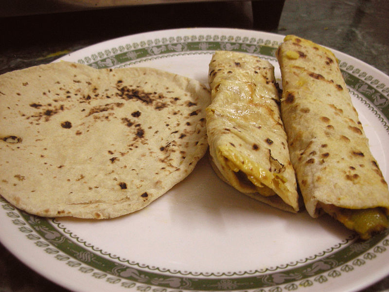 Chapati and chapati roll. Photo released under Creative Commons  (CC BY-SA 2.0) by Flickr user Kalyan.