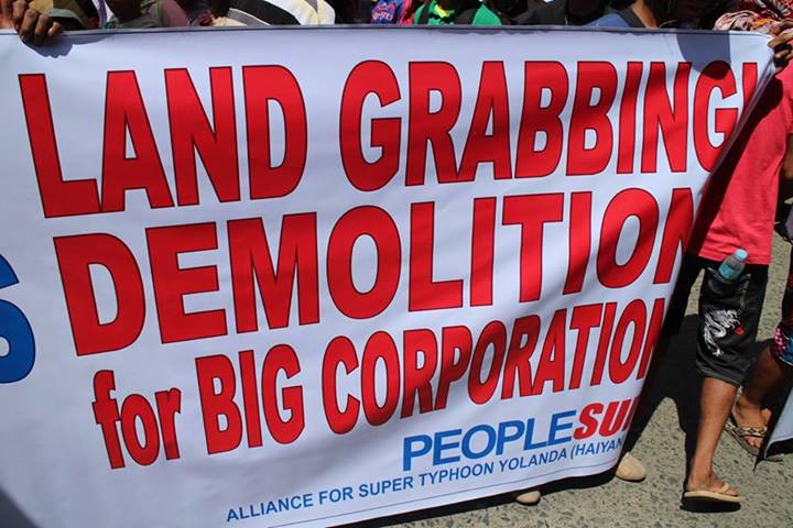 Des manifestants mettent en garde contre l'expropriation de leurs terres au profit des grosses compagnies. Photo provenant du profil Facebook d'Elle Freem 