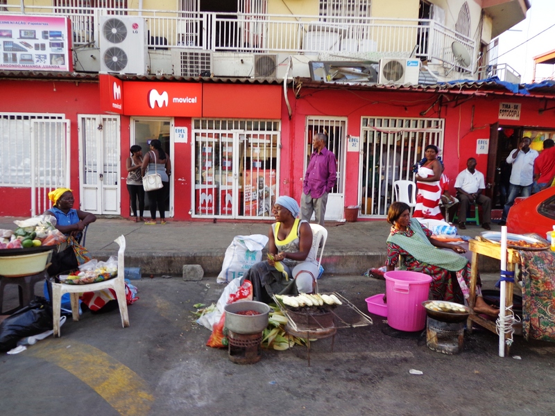 "Commercial street in Luanda." Photo de Ionut Sendroiu copyright Demotix (31 October 2010)