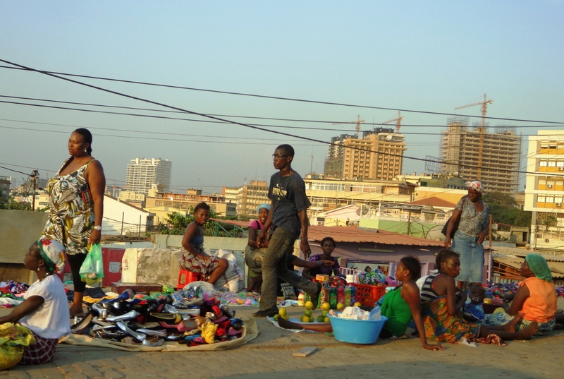 "Pour la plupart des habitants, les grattes-ciels de Luanda ne sont rien d'autre qu'un arrière plan." Photo et légende par Ionut Sendroiu copyright Demotix (8 October 2010)