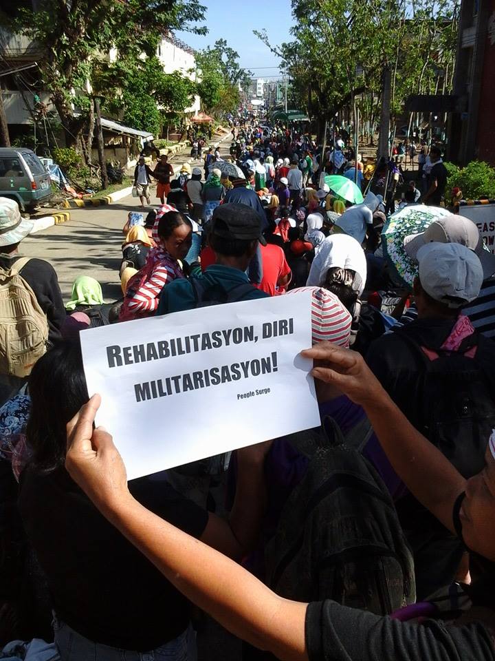 Un manifestant demande à ce que l'état s'attaque à la reconstruction des villages plutôt que d'y envoyer l'armée. Photo par Tudla