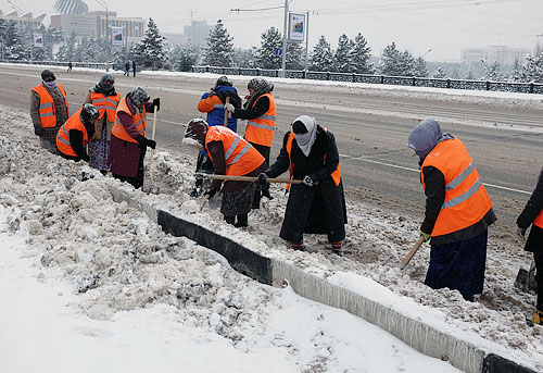 Municipal services in Dushanbe are short of special equipment and rely on street cleaners to remove snow from the city's roads.