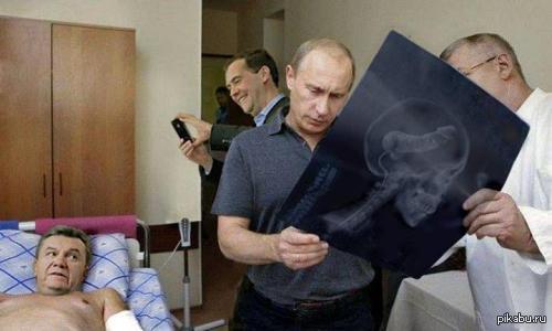 Victor Yanukovich en el hospital, Putin comprueba su (obscena) radiografía mientras Medvedev toma una foto para Instagram. Un triple golpe. Imagen anónima subida a la Red.