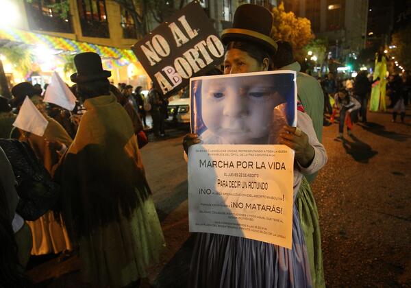 Manifestación por la vida en Bolivia. Foto publicada por @EmisorasUnidas en Twitter, 14 de febrero de 2014: «Bolivia no despenaliza el aborto pero elimina la autorización judicial en los casos legales»