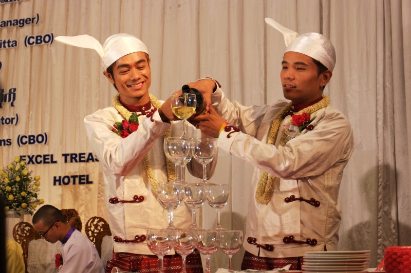 Myo Min Htet e Tin Ko Ko sono la prima coppia gay a sposarsi pubblicamente a Yangon in Myanmar. Photo by Thet Htoo, Copyright @Demotix (3/2/2014)
