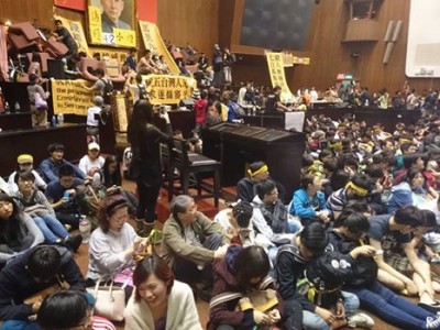 抗議者攻占立法院. 照片來自黑色島國青年陣線. CC: NC.