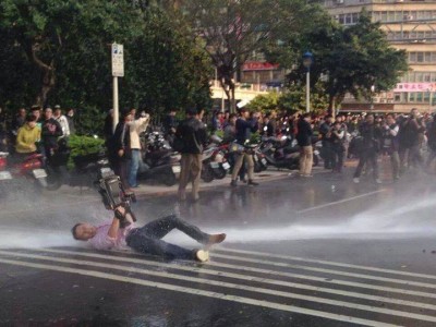 Journalists were also attacked by the water cannons. Photo from occupyadmin. CC: NC.