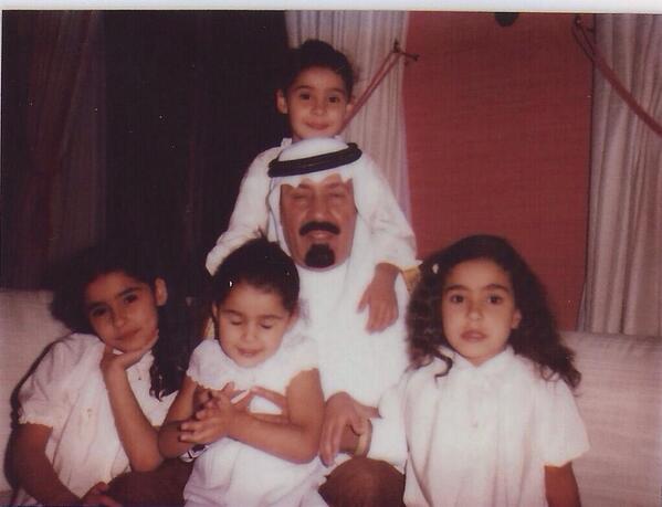 صورة للأميرات السعوديات مع الملك في طفولتهن