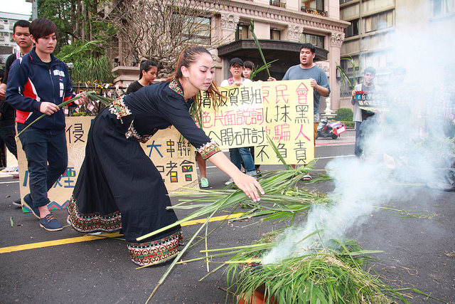 Los indígenas utilizan señales de humo para advertir a su pueblo y a toda la sociedad su desacuerdo con el tratado de negocios con China. Foto de coolloud.org. CC:NC.
