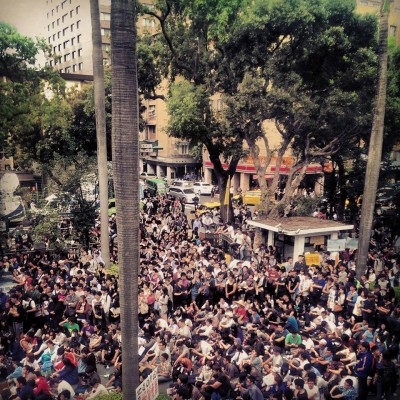当讯息经由公民网络迅速传播之后, 台湾各地的支持者接连前往参加在立法院的抗争. 照片来自JANEZCHOU. CC: NC.