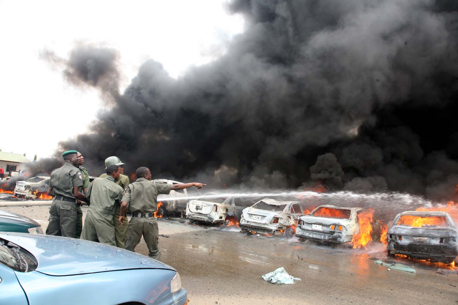 Z parkoviště policejní stanice v nigerijském městě Abuja stoupají kouř a plameny, k zodpovědnosti za tento sebevražedný bombový útok se přihlásila skupina Boko Haram. Autor fotografie Ayemoba Godswill, copyright Demotix (29/4/2013).