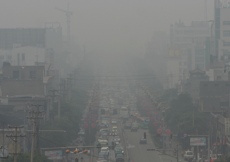 <em>Smog</em> en Linfen, China. La ciudad está considerada una de las más contaminadas del mundo por varias organizaciones. Foto de sheilaz413 en Flickr. CC BY-NC-ND 2.0