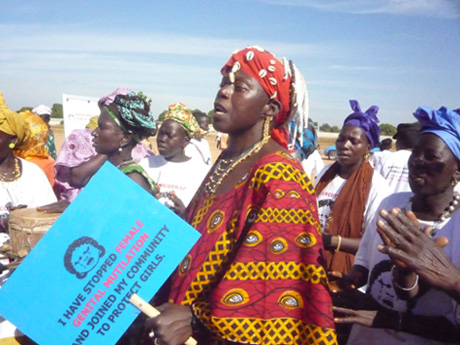 Attiviste anti mutilazioni femminili marciano nella Gambia. Foto realizzata con Creative Commons da Gamtrop