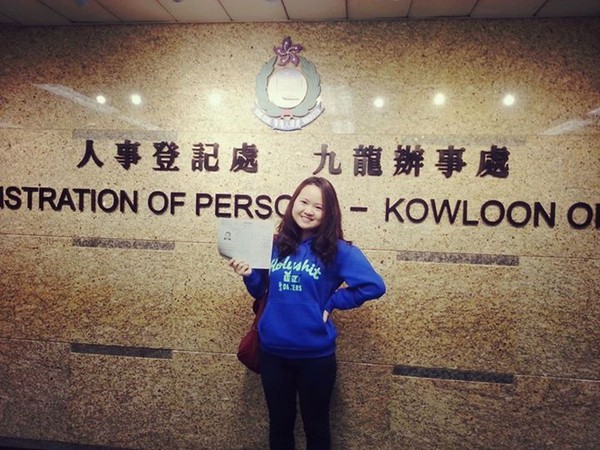 Betty Wong wrote her life journey in her Facebook with a photo taken outside the Hong Kong Immigration Department. The post was deleted because of online attack but the photo has been circulated widely online. This one via the Housenews.