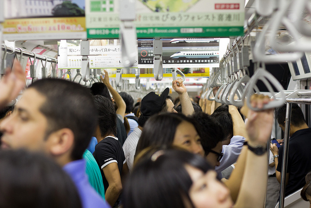 Un treno affollato in Giappone. Foto dall'utente Tom di Flickr(CC BY-NC-SA 2.0)