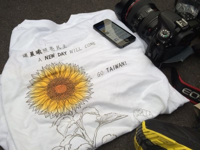 'Let the morning sun lit up democracy. A new day will come.' on a T-shirt shoot in the March 30 protest. Photo by facebook user Wayne Huang. CC BY-NC 2.0