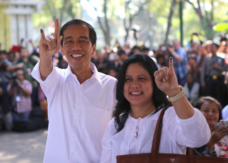 Guvernér Jakarty Joko Widodo a jeho žena volí v parlamentních volbách v Jakartě. Autor fotografie Denny Pohan, copyright @Demotix (4/9/2014).