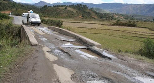 National roads in Madagascar - viaTananews- Public domain 
