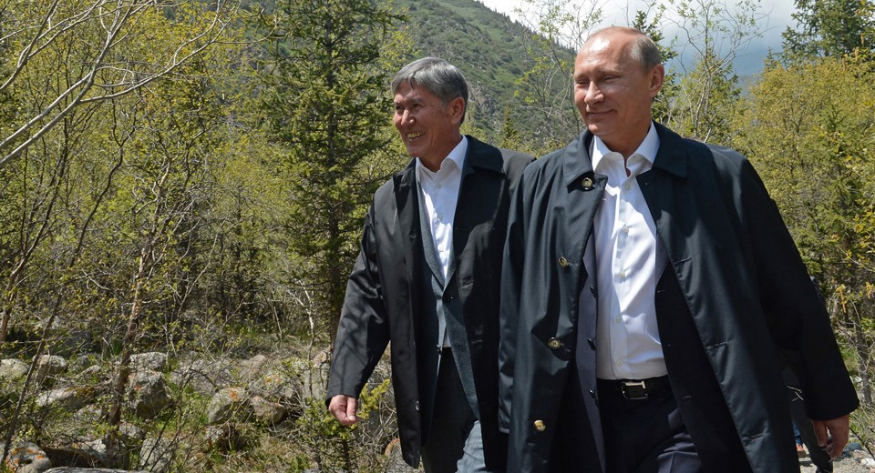 Russian president Vladimir Putiin and Kyrgyz counterpart Almaz Atambayev take a walk in the wild (kloop.kg)