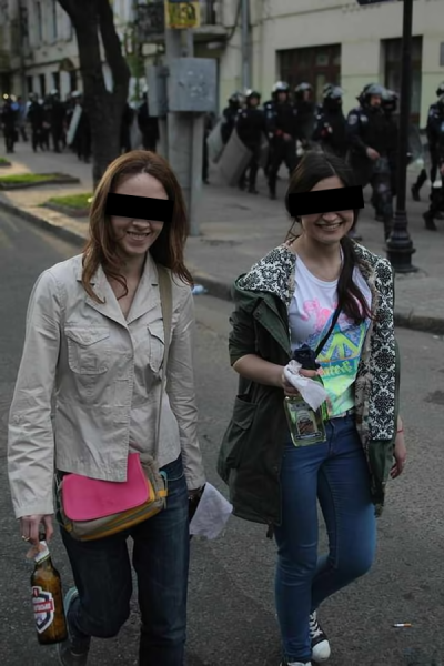 Due presunte partecipanti alle violenze del 2 maggio con delle Molotov. I volti sono stati oscurati.