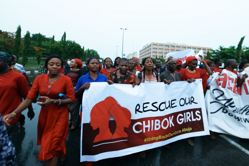  Les manifestants sont descendus dans les rues à Abuja pour réclamer une action urgente du gouvernement pour retrouver les 200 écolières enlevées à Chibok. Malgré la pluie, ils ont fait une longue marche. Photo par Ayemoba Godswill. Droits d'auteur Demotix (30/04/2014)