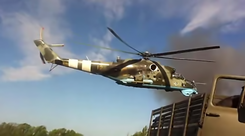 Un helicóptero militar de Ucrania sobrevolando las tropas regulares de Ucrania en la región de Donetsk.  Una pantalla de YouTube.
