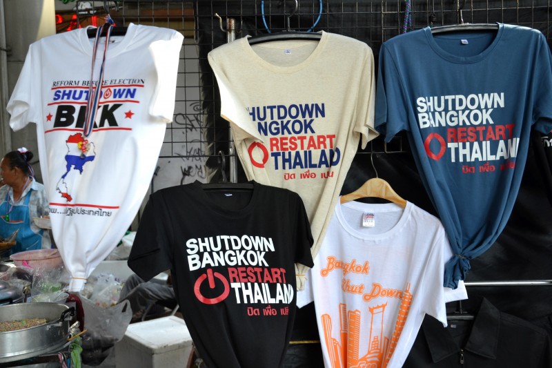 デモ隊の集会敷地には、シャツや旗印を売る屋台がたくさん出ている。terry1撮影、著作権@Demotix（2014年1月18日）