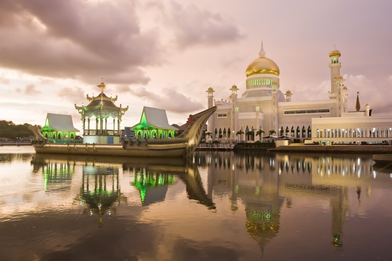 Omar Ali Saifuddin Mosque in the capital of Brunei. Photo by Santi Palacios, Copyright @Demotix (8/12/2010)
