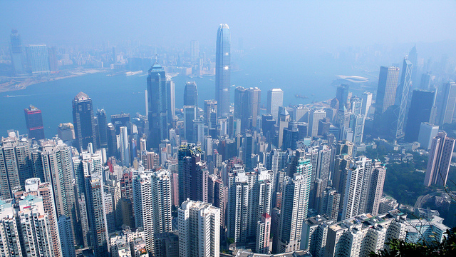 Hong Kong est l'une des villes plus chères en raison des loyers trop élevés de l'immobilier. Photo de l'utilisateur Flickr Christopher Lance CC: AT-NC-SA