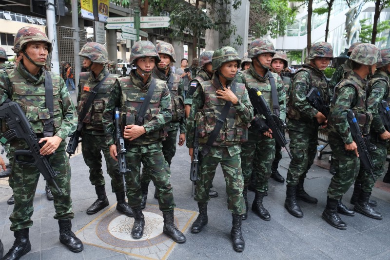 Вооружённые солдаты стоят на страже во время операции по контролю за протестующими против переворота в Бангкоке. Фото: Мэтью Ричардс, Copyright @Demotix (25.05.2014)