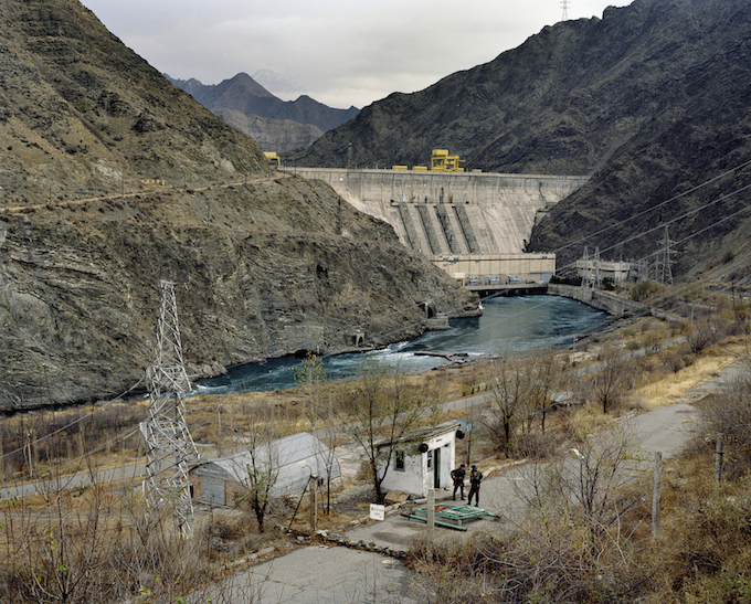 Des  officiers militaires surveillent l'entrée du barrage de Kambaratinsk sur la rivière de Naryn. La centrale hydroélectrique de Kambar-Ati-1 à la base du barrage, en grande partie financée par un plan d'aide russe de 2 milliards de dollars , aura une capacité de prés de 1,900 Megawatts.