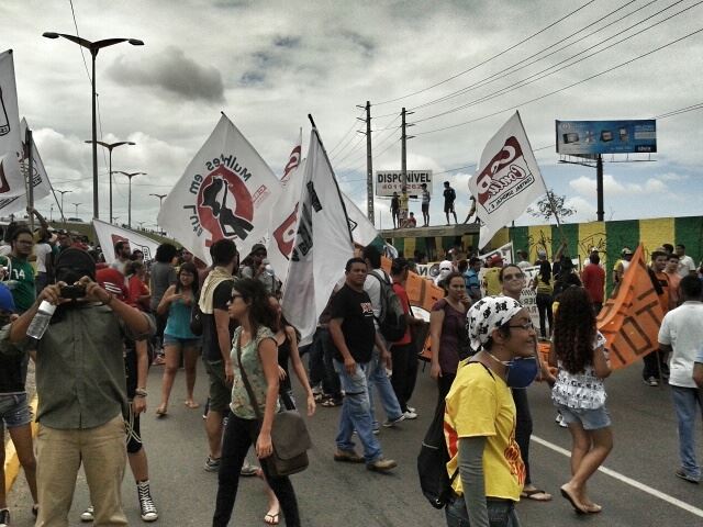 Protesters start to gather in Alberto Craveiro Avenue, before one the police blockades around Arena Castelão stadium. Photo by Nigéria Collective, published on Facebook, June 17.