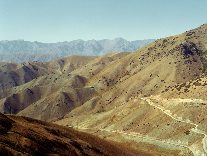 Blick auf eine Straße über Kirgisistans Kalmak-Ashu Pass, der über 3000 M. ü. M. liegt.