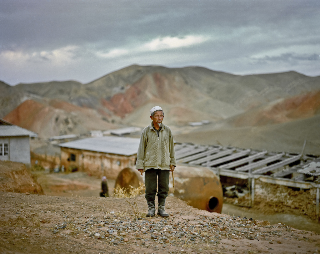 Kurambaev Almaz, 69-jaraĝa, vivas kun sia edzino pli ol 160 kilometrojn for de la plej proksima urbeto en la provinco Osh de Kirgizio. Almaz vojaĝas per azeno en la montojn por trovi trinkakvon. Foto farita de Fyodor Savintsev / Salt Images, 2008.