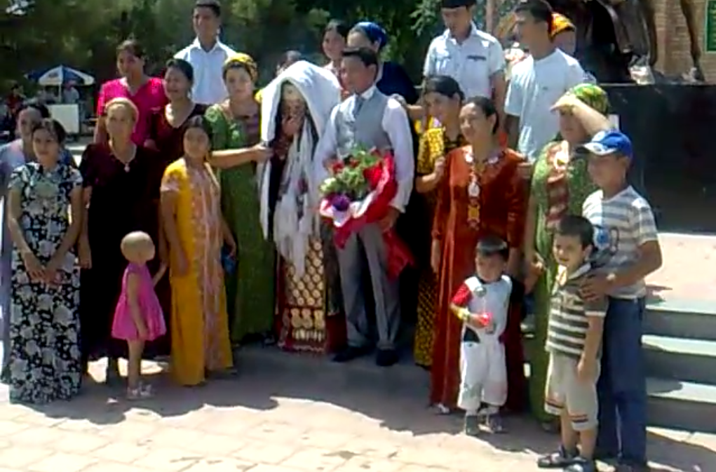 Turkmen families rarely fit into a single shot (Screenshot from a YouTube video uploaded by Turkmen Owazy).