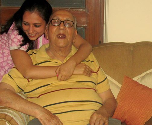 「祖父とハグしているところです。祖父の笑顔を見るのは最高です」Teach for India講師、シュレヤ・ミシュラ。ヘルプエイジ・インディアのFacebookページより。