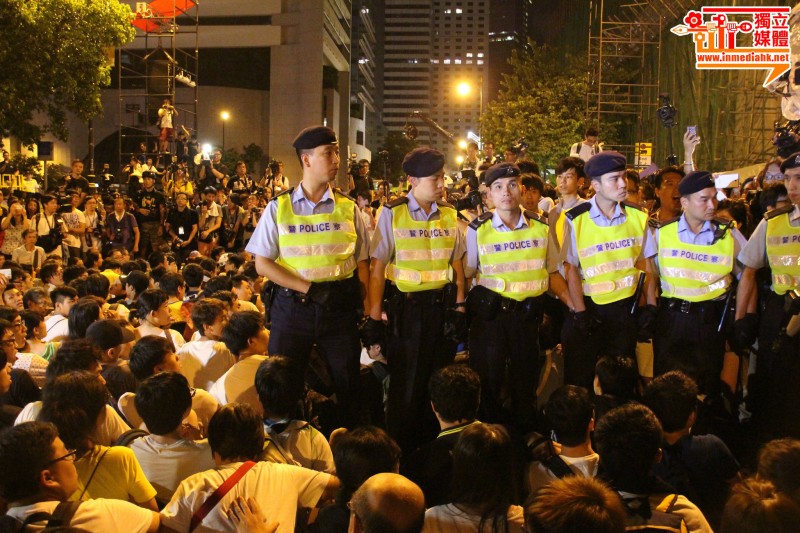 Protesters from Chater Road were waiting for the police to arrest them on July 2 peaceful sit-in. Photo from inmediahk.net. Non-commercial use.