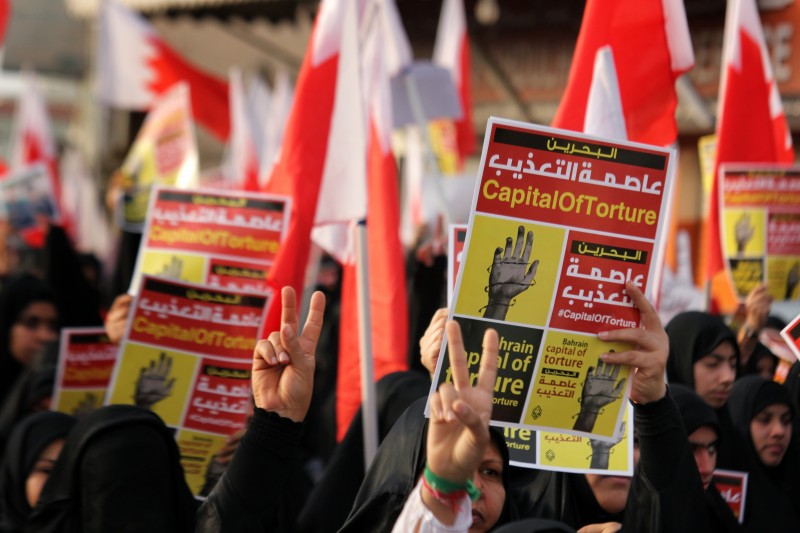 На плакате митинга оппозиции в Бахрейне в мае 2013 года страна описывается как "«столица пыток»."  Фотограф — Аммар Бин Яссер (Ammar Bin Yasser). Все права на фото принадлежат Demotix.