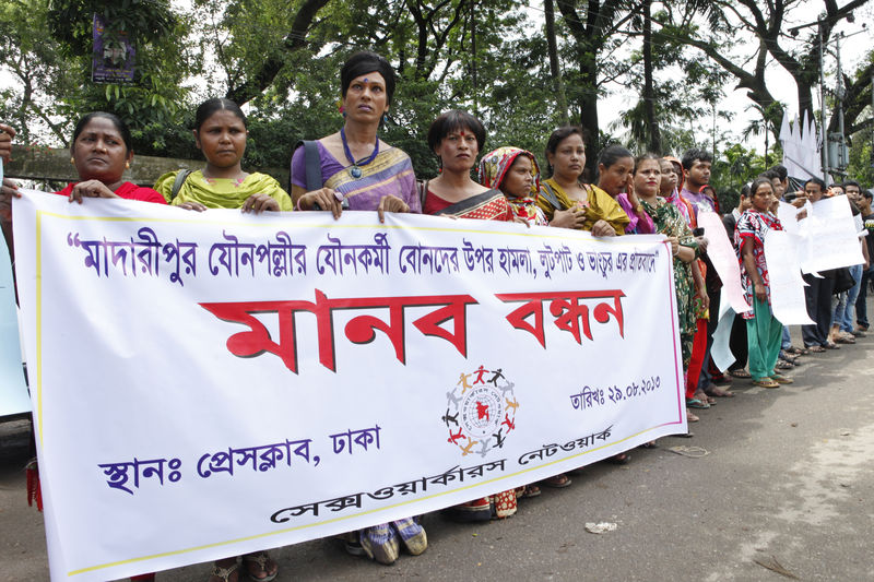 Members from Sex Workers Network of Bangladesh (SWNOB) form a human chain in Dhaka protesting attack on sex workers in a brothel in Madaripur. Image by Shafiqul Alam. Copyright Demotix (29/8/2013)