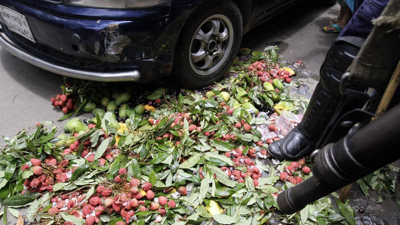 ホルマリンで汚染されたフルーツを廃棄処分する警察。Reaz Sumon氏による画像。著作権Demotix（3/6/2014）