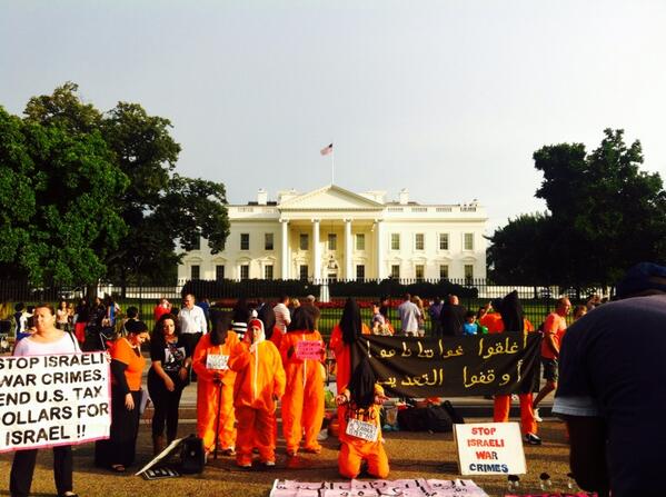 Photo uploaded by Twitter user @amgh0 "Happening now: #whitehouseiftar" on July 14, 2014 at  9:15 pm Washington DC time. 