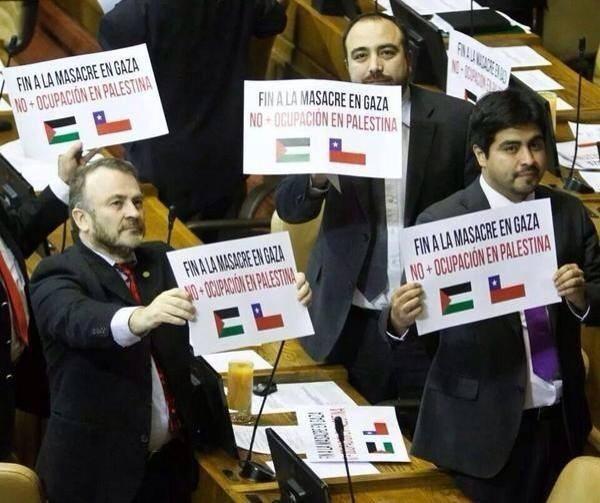 Chilean congressmen show banners calling for the end of genocide and occupation of Palestine. Image widely shared on Twitter.