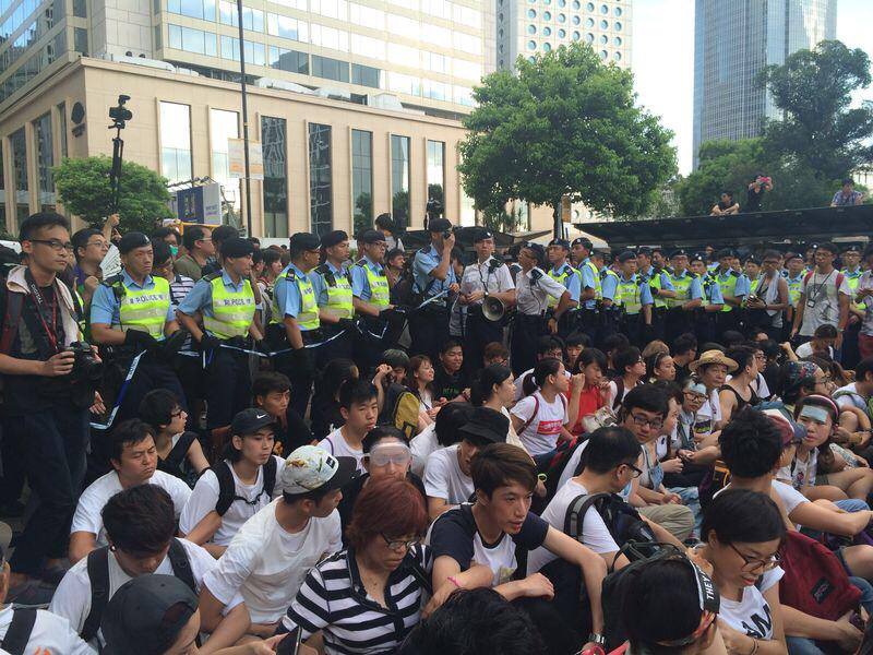 Hundreds of protesters are surrounded by police waiting for arrest early morning in Chater Road. Photo from inmediahk.net. Non-commercial use. 