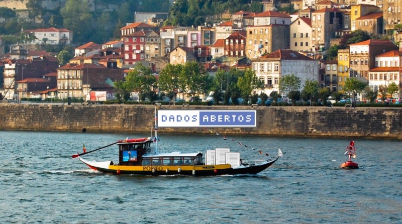 A typical rabelo boat from Porto carrying the open data flag for the #OpenDataDay. Banner by Ana Carvalho / Transparência Hackday.