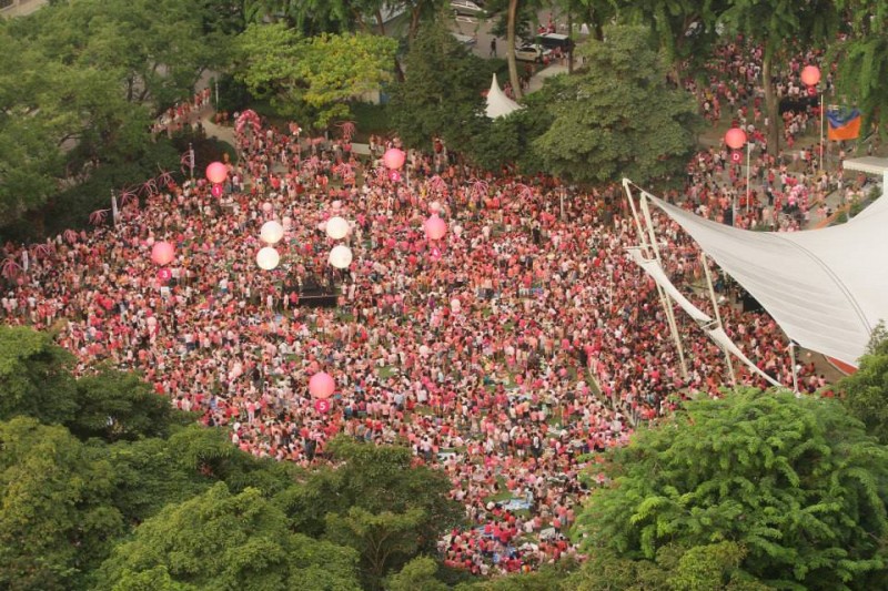 Aerial shot of the Pink Dot gathering at Hong Lim Park. Photo by Valerie Chu. From the Facebook page of Pink Dot SG. 