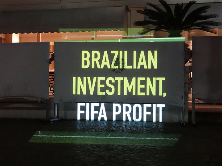"Investimento do Brasil, lucro da FIFA". Fotos foram compartilhadas no Facebook e no Twitter com a hashtag #projetaçodacopa.