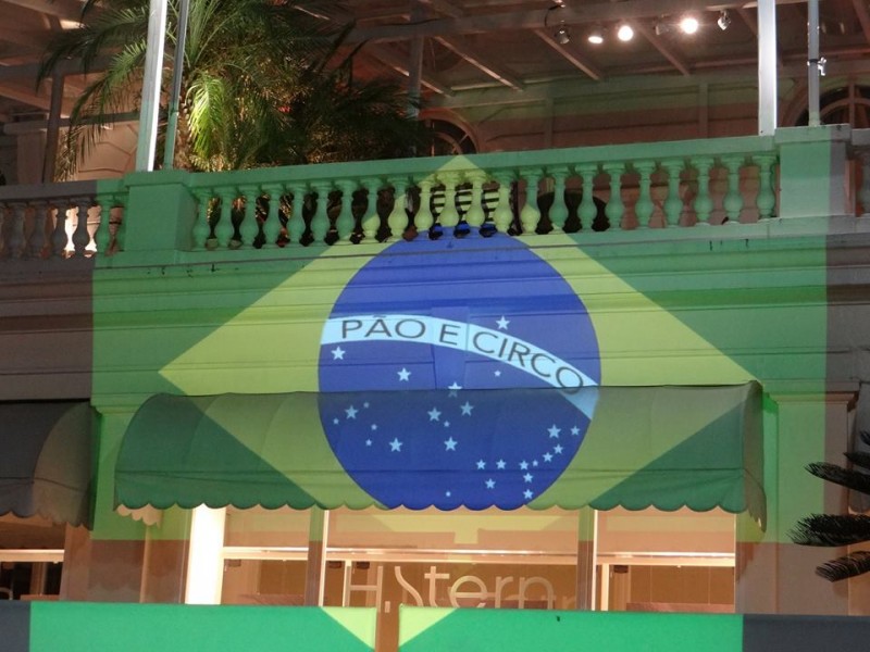 A bandeira brasileira com a frase "pão e circo", ao invés de "ordem e progresso".