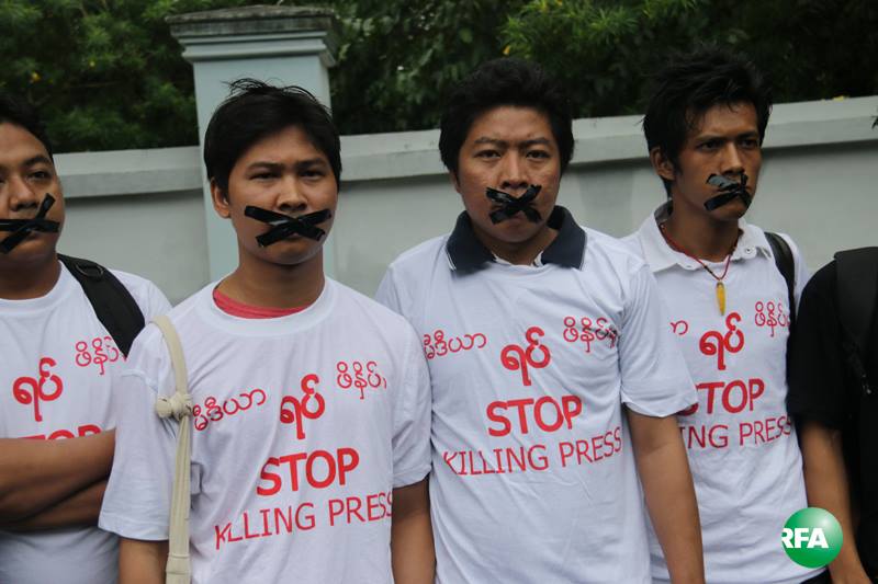 Journalists protesting in front of Myanmar Peace Center. Photo by  Kyaw Zaw Win, Kyaw Lwin Oo. From the Facebook page of RFA Burmese